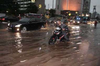 Ruas Jalan Dari Mal Pejaten Philips Tergenang Air